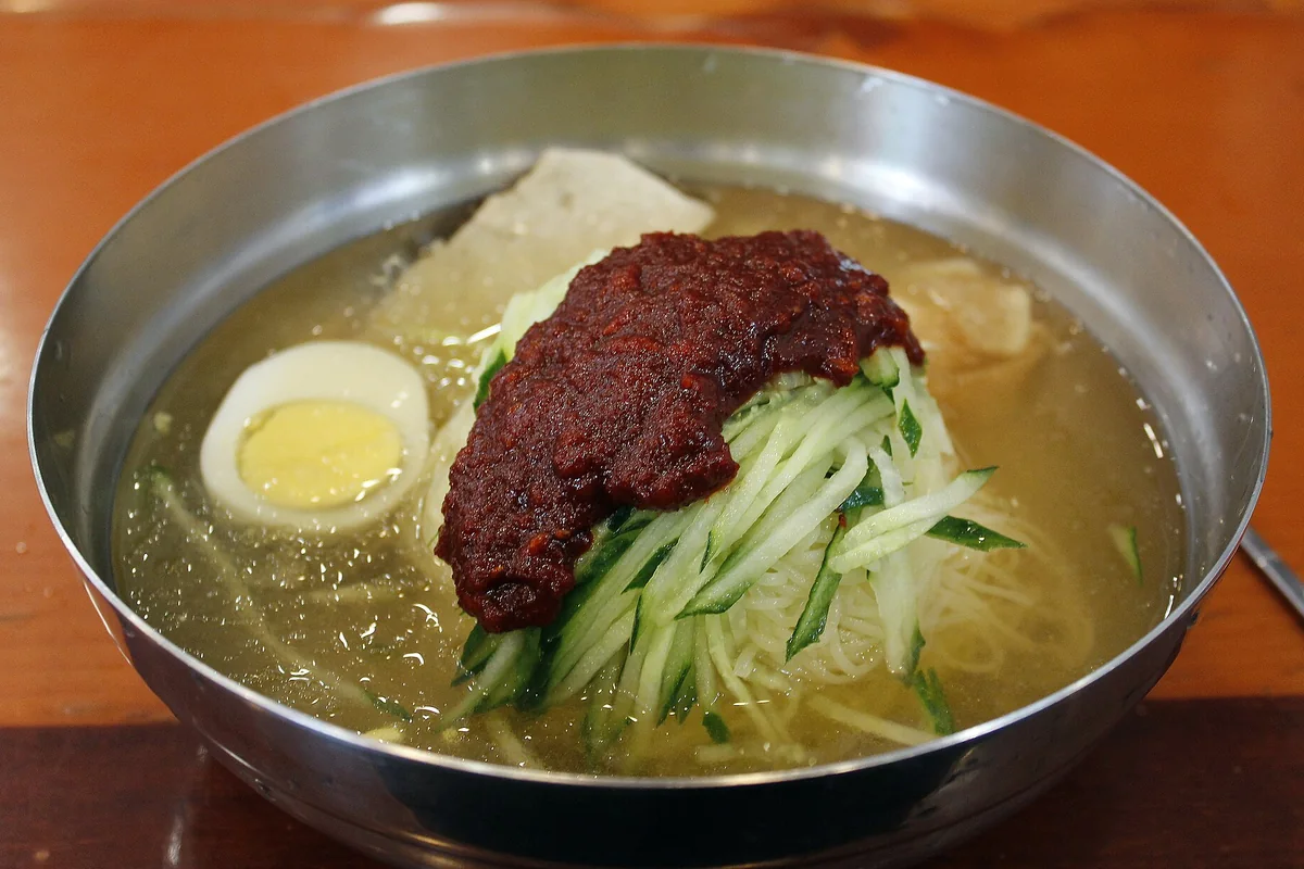 오이와 양념장이 올라간 부산 밀면